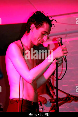 Fat White Family spielen einen Vorteil-Gig für das Nervemeter Magazin in The Red Gallery in Shoreditch, London. Stockfoto