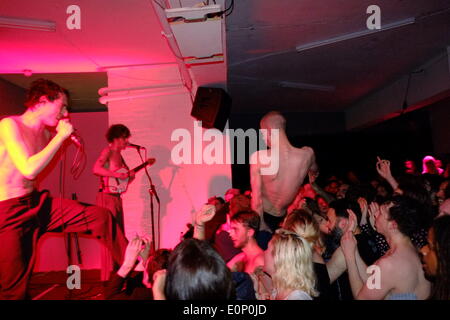 Fat White Family spielen einen Vorteil-Gig für das Nervemeter Magazin in The Red Gallery in Shoreditch, London. Stockfoto