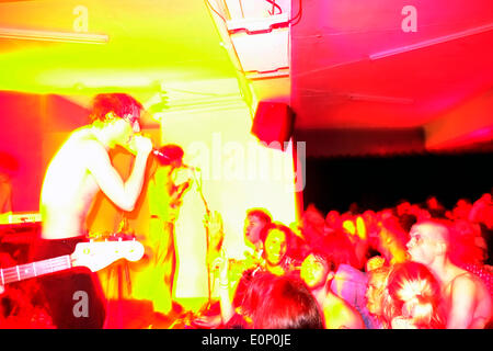 Fat White Family spielen einen Vorteil-Gig für das Nervemeter Magazin in The Red Gallery in Shoreditch, London. Stockfoto