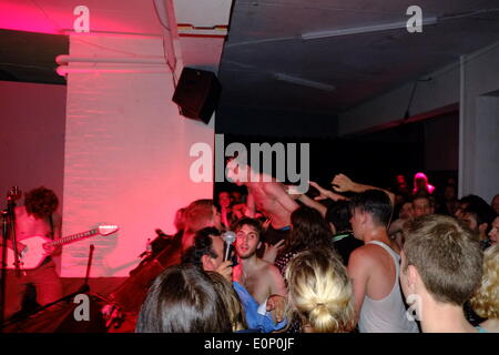 Fat White Family spielen einen Vorteil-Gig für das Nervemeter Magazin in The Red Gallery in Shoreditch, London. Stockfoto