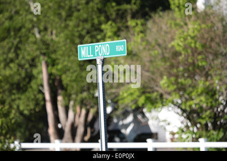 Brentwood, New Hampshire, USA. 17. Mai 2014. Mill Pond Road in Brentwood, New Hampshire, wo Polizisten Steve Arkell angeblich geschossen und getötet von Michael Nolan nach der Reaktion auf eine inländische Störung. Das Haus explodiert schnell nach dem schießen. Nicolaus Czarnecki/ZUMAPRESS.com/Alamy © Live-Nachrichten Stockfoto