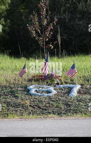 Brentwood, New Hampshire, USA. 17. Mai 2014. Ein Denkmal für gefallene Polizisten Steve Arkell in der Nähe von Mill Pond Road in Brentwood, New Hampshire. Officer Arkell wurde angeblich geschossen und getötet von Michael Nolan nach der Reaktion auf eine inländische Störung. Das Haus explodiert schnell nach dem schießen. Nicolaus Czarnecki/ZUMAPRESS.com/Alamy © Live-Nachrichten Stockfoto