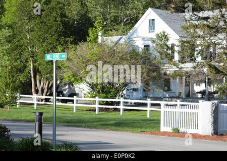 Brentwood, New Hampshire, USA. 17. Mai 2014. Mill Pond Road in Brentwood, New Hampshire, wo Polizisten Steve Arkell angeblich geschossen und getötet von Michael Nolan nach der Reaktion auf eine inländische Störung. Das Haus explodiert schnell nach dem schießen. Nicolaus Czarnecki/ZUMAPRESS.com/Alamy © Live-Nachrichten Stockfoto