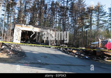 Brentwood, New Hampshire, USA. 17. Mai 2014. Welche kleine Reste der 46 Mill Pond Road in Brentwood, New Hampshire, wo Polizisten Steve Arkell angeblich geschossen und getötet von Michael Nolan nach der Reaktion auf eine inländische Störung. Das Haus explodiert schnell nach dem schießen. Nicolaus Czarnecki/ZUMAPRESS.com/Alamy © Live-Nachrichten Stockfoto