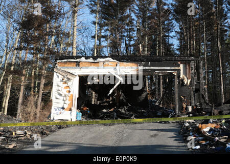 Brentwood, New Hampshire, USA. 17. Mai 2014. Welche kleine Reste der 46 Mill Pond Road in Brentwood, New Hampshire, wo Polizisten Steve Arkell angeblich geschossen und getötet von Michael Nolan nach der Reaktion auf eine inländische Störung. Das Haus explodiert schnell nach dem schießen. Nicolaus Czarnecki/ZUMAPRESS.com/Alamy © Live-Nachrichten Stockfoto