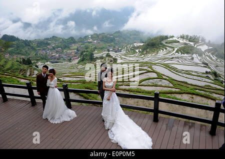 Lishui, China Zhejiang Provinz. 17. Mai 2014. Junge Paare Pose für Hochzeitsfotos mit den terrassenförmig angelegten Feldern als Hintergrund in der Chongtou Stadt von Yunhe Grafschaft in Lishui City, Ost-China Zhejiang Province, 17. Mai 2014. © Liang Zhen/Xinhua/Alamy Live-Nachrichten Stockfoto