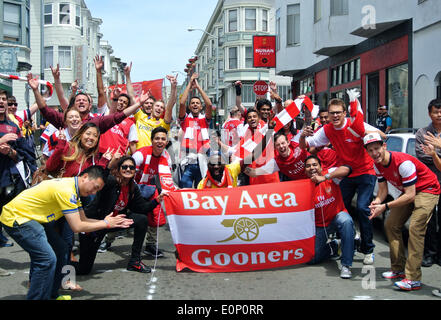 San Francisco, CA, USA. 18. Mai 2014. glücklich Arsenal Bay Area Gooners Fußball Fans Clebrate Sieg über Hull City FC auf Grant Street San Francisco nach Arsenal FA-Cup-Gewinn, der erste seit neun Jahren. Bildnachweis: Bob Kreisel/Alamy Live-Nachrichten Stockfoto