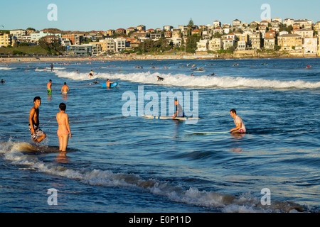 Sydney Australien, Bondi Beach, Pazifischer Ozean, Surfen, Wellen, Sand, Öffentlichkeit, North Bondi, Surfer, asiatischer Mann, Männer, Frau, Frauen, Paar, AU140310207 Stockfoto