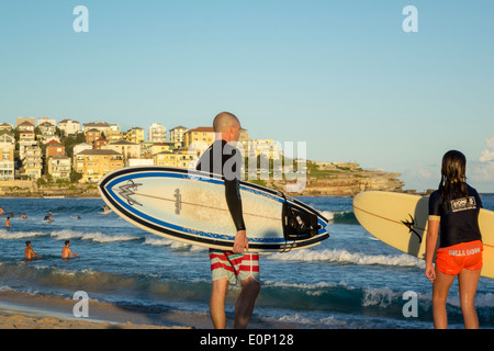 Sydney Australien, New South Wales, Bondi Beach, Wasser im Pazifischen Ozean, Surfen, Wellen, Sand, öffentlich, North Bondi Rocks, Surfer, Surfer, Erwachsene Erwachsene Frauen fema Stockfoto