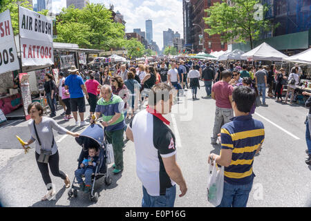 Hells Kitchen, New York City, Samstag, 17. Mai 2014, USA: Eröffnungstag der 2-tägigen Wochenende 9th Avenue International Food Festival. Im Jahr 1973 eröffnete das Festival erstreckt sich von 57. zur 42nd Street entlang Ninth Avenue in New York Hells Kitchen Nachbarschaft. Bildnachweis: Dorothy Alexander/Alamy Live-Nachrichten Stockfoto