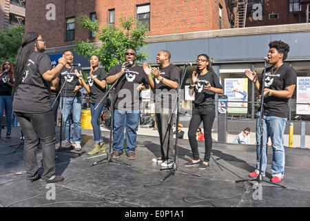 Hells Kitchen, New York City, Samstag, 17. Mai 2014, USA: das Brooklyn College Gospelchor singen ihre Herzen am Eröffnungstag der 2-tägigen Wochenende 9th Avenue International Food Festival. Im Jahr 1973 eröffnete das Festival erstreckt sich von 57. zur 42nd Street entlang Ninth Avenue in New York Hells Kitchen Nachbarschaft. Bildnachweis: Dorothy Alexander/Alamy Live-Nachrichten Stockfoto