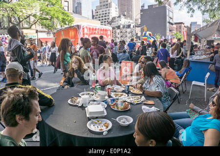 Hells Kitchen, New York City, Samstag, 17. Mai 2014, USA: Blick auf die Menschenmenge am Eröffnungstag des 2-tägigen Wochenende 9th Avenue International Food Festival. Im Jahr 1973 eröffnete das Festival erstreckt sich von 57. zur 42nd Street entlang Ninth Avenue in New York Hells Kitchen Nachbarschaft. Bildnachweis: Dorothy Alexander/Alamy Live-Nachrichten Stockfoto