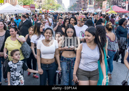 Hells Kitchen, New York City, Samstag, 17. Mai 2014, USA: Blick auf die Menschenmenge am Eröffnungstag des 2-tägigen Wochenende 9th Avenue International Food Festival. Im Jahr 1973 eröffnete das Festival erstreckt sich von 57. zur 42nd Street entlang Ninth Avenue in New York Hells Kitchen Nachbarschaft. Bildnachweis: Dorothy Alexander/Alamy Live-Nachrichten Stockfoto