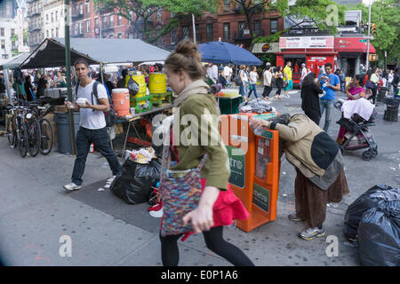 Hells Kitchen, New York City, Samstag, 17. Mai 2014, USA: Bürgersteig Szene hinter den Ständen am Eröffnungstag des 2-tägigen Wochenende 9th Avenue International Food Festival. Im Jahr 1973 eröffnete das Festival erstreckt sich von 57. zur 42nd Street entlang Ninth Avenue in New York Hells Kitchen Nachbarschaft. Bildnachweis: Dorothy Alexander/Alamy Live-Nachrichten Stockfoto