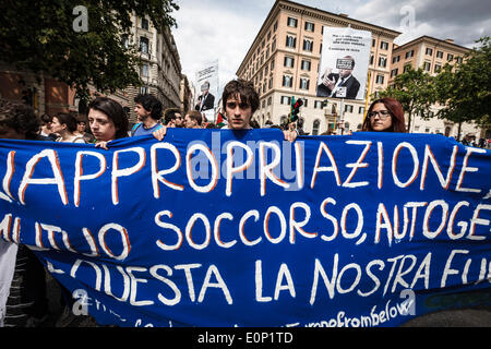 Rom, Italien. 17. Mai 2014. Demonstranten marschieren während einer bundesweiten Demonstration gegen die Privatisierung der Commons und der Sparpolitik zur Bewältigung der Wirtschaftskrise in Rom, Italien, Samstag, 17. Mai 2014. Tausende Demonstranten nahmen an einer bundesweiten Demonstration in Rom gegen die Privatisierung der Allmende, gegen die Regierungspläne zur Reform Arbeitsmarkt und soziale Menschenrechte und Demokratie in Italien und Europa fordern.  Bildnachweis: Giuseppe Ciccia/Pacific Press/Alamy Live-Nachrichten Stockfoto