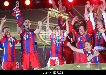 Berlin, Deutschland. 17. Mai 2014. Spieler des FC Bayern München feiern nach dem DFB-Pokal (DFB Pokal) letzte Fußballspiel zwischen Bayern München und Borussia Dortmund in Berlin, Deutschland, am 17. Mai 2014. Bayern München gewann das Spiel 2: 0 und holte sich den Titel. Bildnachweis: Zhang Fan/Xinhua/Alamy Live-Nachrichten Stockfoto