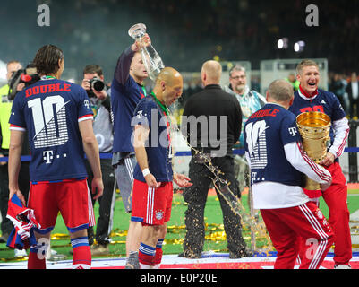 Berlin, Deutschland. 17. Mai 2014. Spieler des FC Bayern München feiern nach dem DFB-Pokal (DFB Pokal) letzte Fußballspiel zwischen Bayern München und Borussia Dortmund in Berlin, Deutschland, am 17. Mai 2014. Bayern München gewann das Spiel 2: 0 und holte sich den Titel. Bildnachweis: Zhang Fan/Xinhua/Alamy Live-Nachrichten Stockfoto