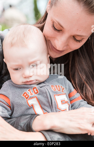 Junge Mutter mit ihrem Sohn im zeitigen Frühjahr spielen. Stockfoto