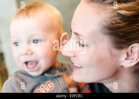 Junge Mutter mit ihrem Sohn im zeitigen Frühjahr spielen. Stockfoto