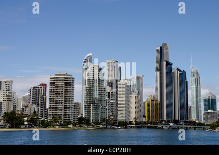 Australien, Queensland, Gold Coast. Waterfront Blick auf die Skyline von Surfers Paradise. Stockfoto