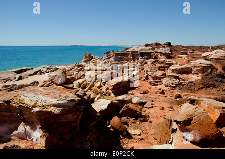 Australien, Western Australia, Broome. Gantheaume Point. Indischen Ozean Aussicht auf die roten Felsen. Stockfoto