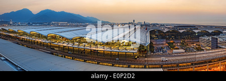 Hong Kong internationaler Flughafen Weitwinkel bei Sonnenuntergang Stockfoto