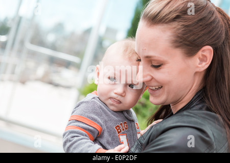 Junge Mutter mit ihrem Sohn im zeitigen Frühjahr spielen. Stockfoto