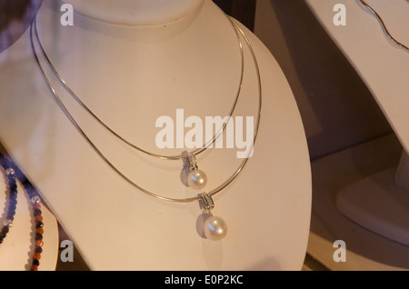 Australien, Western Australia, Broome. Die Innenstadt von Broome, Pearl Loggern Museum. Perle Showroom, Perlen Halsketten. Stockfoto