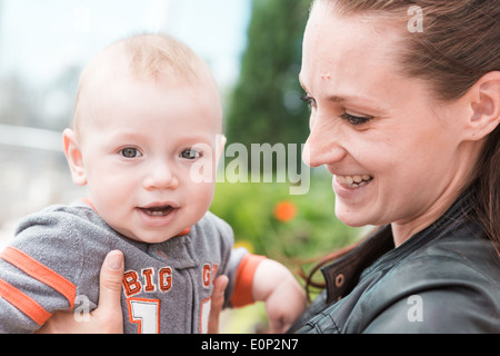 Junge Mutter mit ihrem Sohn im zeitigen Frühjahr spielen. Stockfoto