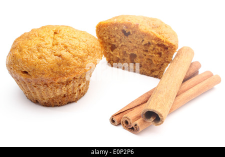 Nahaufnahme der frisch gebackene Karotten Muffin und Stapel von Zimtstangen. Isoliert auf weißem Hintergrund Stockfoto