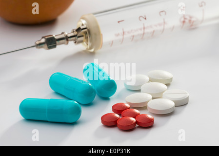 Viele farbige Pils, Tabletten und Capsuls für Pharmazie und Medizin Stockfoto