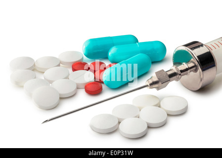 Viele farbige Pils, Tabletten und Capsuls für Pharmazie und Medizin, mit einer Spritze Stockfoto