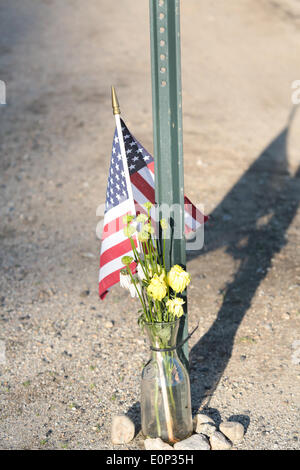 Brentwood, New Hampshire, USA. 17. Mai 2014. Ein Denkmal für gefallene Polizisten Steve Arkell in der Nähe von Mill Pond Road in Brentwood, New Hampshire. Officer Arkell wurde angeblich geschossen und getötet von Michael Nolan nach der Reaktion auf eine inländische Störung. Das Haus explodiert schnell nach dem schießen. Nicolaus Czarnecki/ZUMAPRESS.com/Alamy © Live-Nachrichten Stockfoto