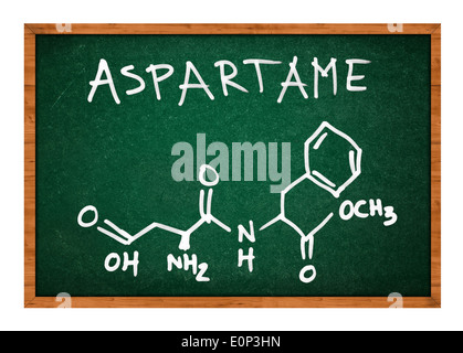 Aspartam chemische Formel an Schule Tafel isoliert auf weißem Hintergrund Stockfoto