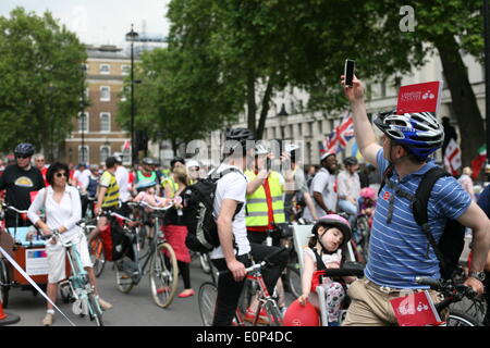 London, UK. 17. Mai 2014. Tausende von Radfahrern fahren von Marble Arch, Victoria Embankment in London zum protest gegen die mangelnde Sicherheit der Zyklus in der Stadt. Die Veranstaltung wurde organisiert werden Raum für den Radsport. Bildnachweis: Jay Shaw Baker/NurPhoto/ZUMAPRESS.com/Alamy Live-Nachrichten Stockfoto