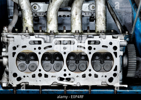 Motorkopf mit vier Ventilen pro Zylinder verschlissen Stockfoto