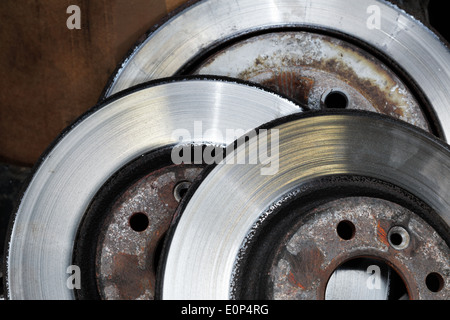 Ein Haufen von abgenutzten Bremse Scheiben Stockfoto