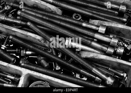 Schrauben und Muttern aus einem Automotor Stockfoto