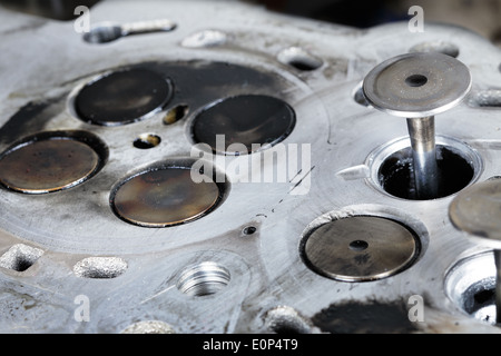 Motorkopf mit vier Ventilen pro Zylinder verschlissen Stockfoto