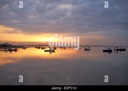 Sonnenuntergang über dem Fluss Deben, Fähre von Felixstowe, Suffolk, UK. Stockfoto