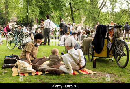 London, UK. 17. Mai 2014. Radfahrer des Tweed run ruht in Russel Square, London, England am Samstag, 17. Mai 2014. Der London Tweed Run ist ein zehn-Meile Charity-Fahrrad zugunsten der London Radfahren Kampagne wo Reiter Produzenten bis auf den neunen in 1920er Jahren und 1930er Jahren Radfahren Gear Radeln rund um kultige lagen in London organisiert. Bildnachweis: Cecilia Colussi/Alamy Live-Nachrichten Stockfoto