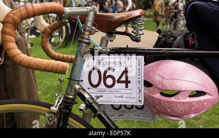 London, UK. 17. Mai 2014. Detail eines Fahrrades in der Tweed Run, London, England am 17. Mai 2014 verwendet. Der London Tweed Run ist ein zehn-Meile Charity-Fahrrad zugunsten der London Radfahren Kampagne wo Reiter Produzenten bis auf den neunen in 1920er Jahren und 1930er Jahren Radfahren Gear Radeln rund um kultige lagen in London organisiert. Bildnachweis: Cecilia Colussi/Alamy Live-Nachrichten Stockfoto