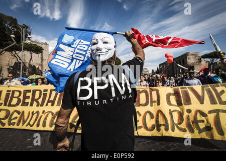 Rom, Italien. 17. Mai 2014. Ein Demonstrant mit Guy Fawkes Maske nimmt Teil an einer bundesweiten Demonstration gegen die Privatisierung der Wasserdienstleistungen und die Sparpolitik der Regierung zur Bewältigung der Wirtschaftskrise in Rom, Italien, Samstag. Tausende von Demonstranten nahmen an der Demonstration in Rom gegen die Regierungspläne zur reform des Arbeitsmarktes und soziale Rechte fordern und die Demokratie in Italien und Europa. Bildnachweis: Giuseppe Ciccia/NurPhoto/ZUMAPRESS.com/Alamy Live-Nachrichten Stockfoto