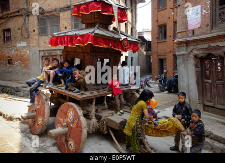 Kinder spielen auf religiöse Wagen in Kathmandu, Nepal. Stockfoto