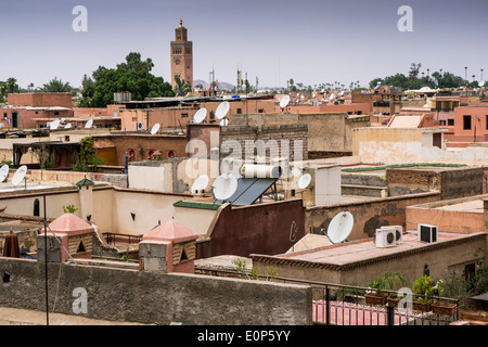 Sat-Anlagen und Antennen auf den Dächern von Gebäuden in der Medina oder die Altstadt von Marrakesch, Marokko, Afrika Stockfoto