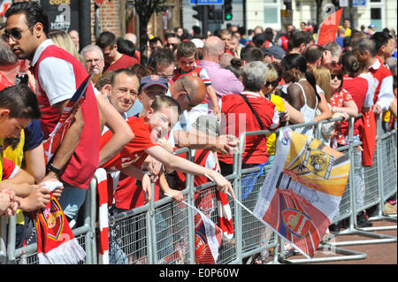 Highbury Corner, London, UK. 18. Mai 2014. Arsenal-Fans tragen rot und weiß und wehende Fahnen säumen die Straßen warten auf der Siegesparade zu beginnen. Bildnachweis: Matthew Chattle/Alamy Live-Nachrichten Stockfoto