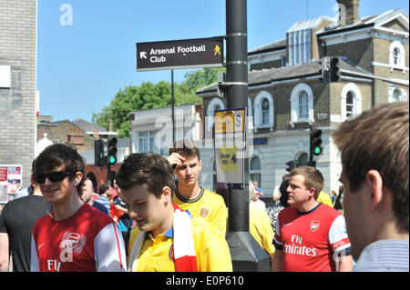 Highbury Corner, London, UK. 18. Mai 2014. Arsenal Fans säumen die Straßen warten auf der Siegesparade zu beginnen. Bildnachweis: Matthew Chattle/Alamy Live-Nachrichten Stockfoto