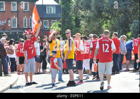 Highbury Corner, London, UK. 18. Mai 2014. Arsenal-Fans tragen rot und weiß und wehende Fahnen säumen die Straßen warten auf der Siegesparade zu beginnen. Bildnachweis: Matthew Chattle/Alamy Live-Nachrichten Stockfoto