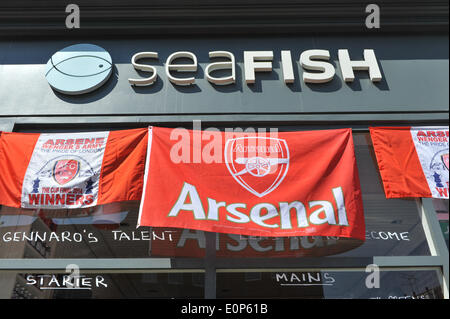 Highbury Corner, London, UK. 18. Mai 2014. Arsenal-Flaggen auf Fish &amp; Chips Schaufenster als das Publikum wartet auf der Siegesparade zu beginnen. Bildnachweis: Matthew Chattle/Alamy Live-Nachrichten Stockfoto