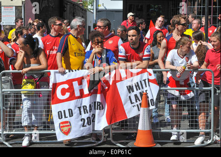 Highbury Corner, London, UK. 18. Mai 2014. Arsenal Fans säumen die Straßen warten auf der Siegesparade zu beginnen. Bildnachweis: Matthew Chattle/Alamy Live-Nachrichten Stockfoto